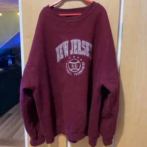 Vintage oversized sweater - Skön och snygg New Jersey oversized tjocktröja! Funkar på både S och M! Lite för lång på mig som är 157cm. Snygg till campus eller liknande och blå jeans 