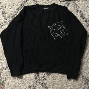 Vicinity Tröja - En älskad svart stickad vicinity tröja som inte kommer till användning. Fin skick med inga skador.