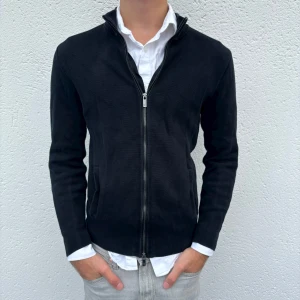 Massimo Dutti Cardigan - Cardigan från Massimo Dutti | Skick 8/10 | Storlek: M | Nypris: 699kr | Säljer för 379kr | Spårbar frakt via Postnord eller Instabox | Hör av dig vid frågor eller funderingar 