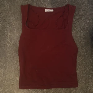 Trendig ginatricot topp - Jättefin röd topp ifrån Gina tricot!! Säljer pågrund av att jag inte får användning för den. Använd få gånger.💞💞💞