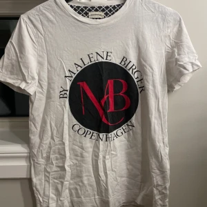 Malene Birger T-Shirt - Jättesöt men passar tyvärr inte längre❤️ passar till allt! Står ingen direkt storlek men passar allt från XS-S