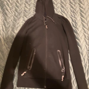 Träningsjacka / träningskort / skinny svart kofta  - Arm längd: 56 cm Jackans längd utan hoodie: ~ 54-55 Användt ett bra antal gånger fast är så stretchig och skön!  Skriv för mer info