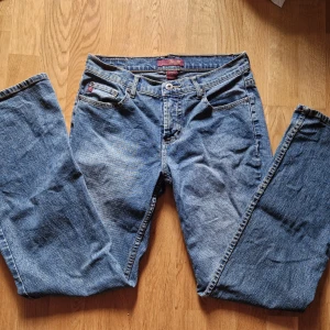 Low waisted 200s talet bootcut jeans - Väldigt lågmidjade Passar inte mig som är 175 cm lång då dem var för korta Stretch Skickar gärna mått om de önskas 