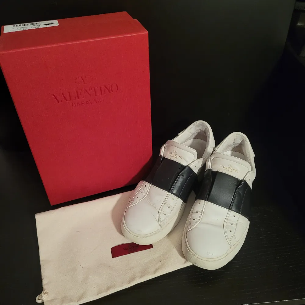 Gör mig nu av med dessa sjukt snygga valentinos. Den officiella storleken är 40 men passar utan tvekan 41 (jag själv har bara skor i storlek 41) Dustbag, kartong och kvitto kommer med. Skriv vid funderingar och eller vid nytt prisförslag.. Kengät.