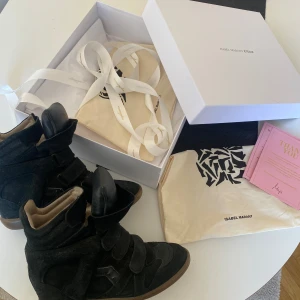 Svarta sneakers från Isabel Marant - Säljer mina älskade Isabel Marant skor! Skorna är i väldigt bra skick och kommer med originalförpackning och dustbag. Perfekta för både vardag och fest!