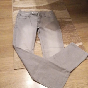 Gråa bootcut jeans - Hej! Säljer dessa fina gråa lågmidjade bootcut, säljer då de är lite för små men jättesnygga