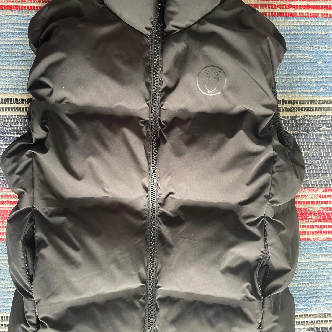 Svart dunväst från Knowledge Cotton Apparel - 90