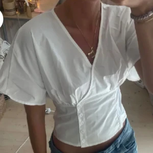 vit blus  - ⚠️LÅNAD BILD!! super fin blus som jag säljer åt min kompis aldrig använd 💘💘💋