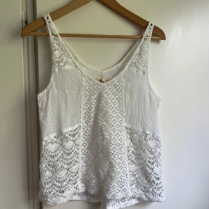 Spetslinne - Söt linne från holismen i storlek Xs, passar även en s. 100% bomull 