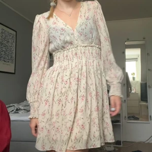 Klänning - Jätte fin klänning, använd få gånger 💖