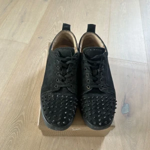 Svarta Christian loubutins - Svarta Christian loubutins I storlek 46. Köptes förra hösten men har inte använts sen någon gång i februari. Äkthetsbevis finns i form av digitalt kvitto! Vid intresse hör gärna av er med frågor samt för bild på kvittot! Billigt pris  pga pengakris.