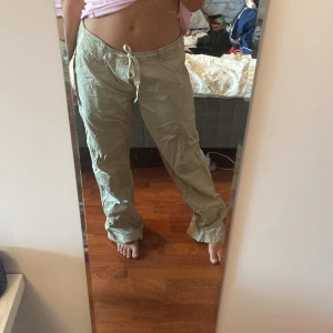 Baggy byxor - Coola baggy byxor från märket batistini 💕❤️ står ej storlek men passar bra på mig med S/M, går också att knyta i midjan. Jag är 166