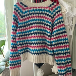 Stickad tröja - Fin stickad tröja från zara i bra skick💗för fler frågor kom dm