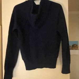 Kashmir hoodie - Säljer en oanvänd kashmir hoodie som jag köpte här på plick. Säljer den för att den är för liten. Kan tänka mig gå ner lite i pris vid snabb affär. Skriv om du har några frågor!