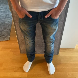 Dondup jeans - Tvärfeta dondup jeans med slitningar Skick 8/10 inga defekter