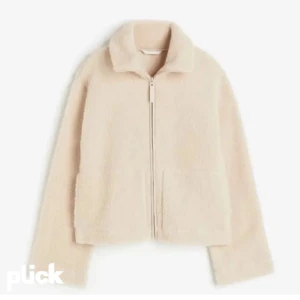 Teddyjacka  - Säljer en super snygg teddyjacka ifrån H&m  Storlek S