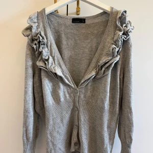 Tre kvarts kofta  - Säljer en jätte fin kofta från Vero Moda som är helt slutsåld. Den är knappt använd och är i jätte bra skick. Koftan är tre kvarts. Den är i storlek M. Skriv till mig om ni har någon annan fråga.💘💘