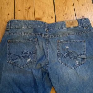 Lowwaist bootcut esprit jeans - Jättesnygga lowwaist bootcut jeans från esprit, jättefint skick
