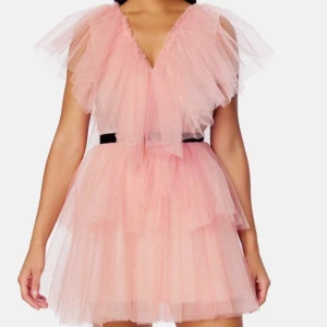 Ida Sjöstedt klänning - Super söt rosa volang klänning, finns ej att köpa ny längre! Har tappat det svarta bandet i midjan men det går att ta vilket som helst. 