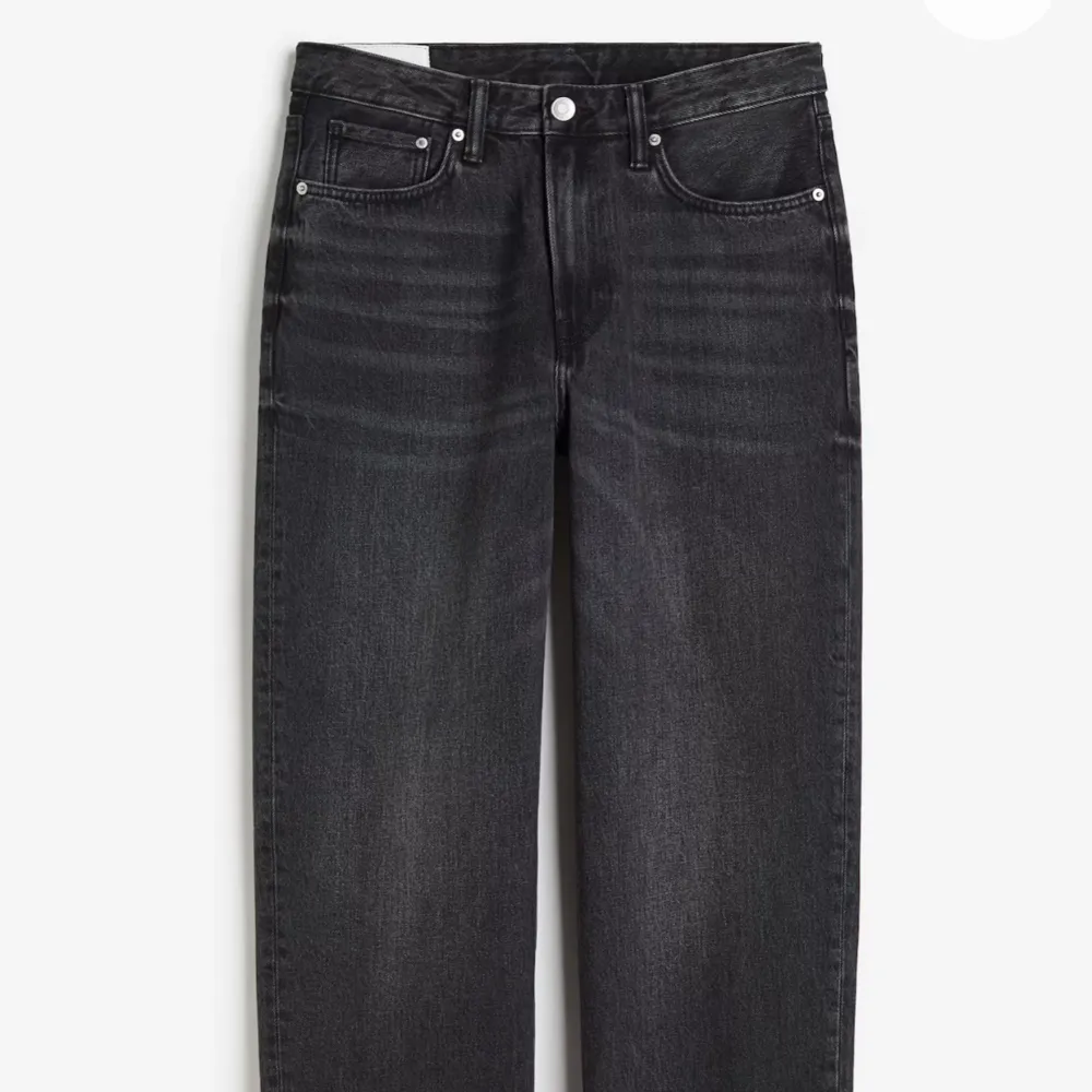 Säljer sonens svarta loose fit jeans från H&M. De är i storlek 28/32 och har en klassisk femficksdesign med knapp och dragkedja i gylfen. Jeansen är  perfekta för en casual look. Hämtas på Hägerstensåsen eller ök. . Jeans & Byxor.