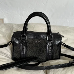 Zadig voltaire väska  - Funderar på att sälja min älskade zadig väska! Haft den i 1 år ungefär men kommer inte riktigt till användning. Väskan är i jätte bra skick nästan Inte synlig användning. 