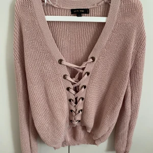 Stickad kofta💗 - Säljer en superfin rosa stickad tröja från Love Tree. Den har en snörning där fram och är v-ringad. Perfekt för höst och vår. Tröjan är i bra skick💗