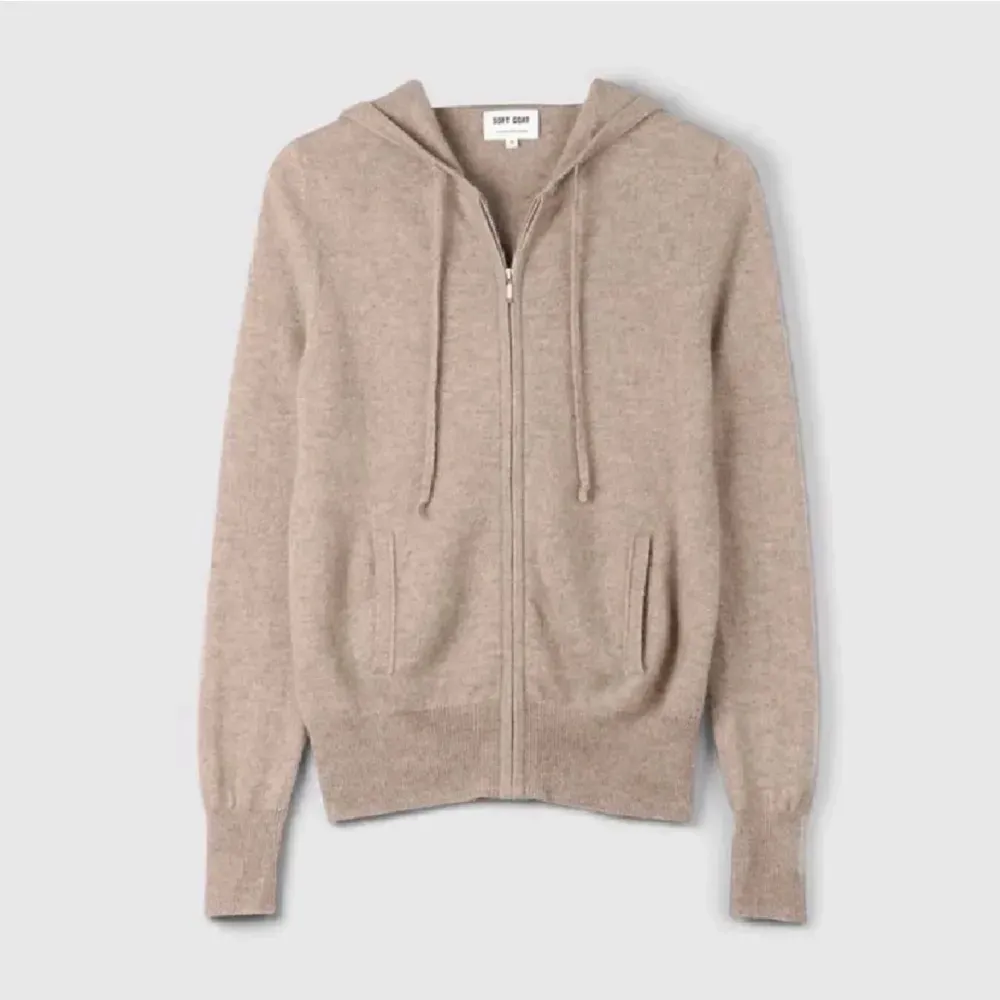 Säljer denna soft goat zip hoodie!💕💕 Storlek M men sitter mer som en S Obs lånade bilder. Stickat.