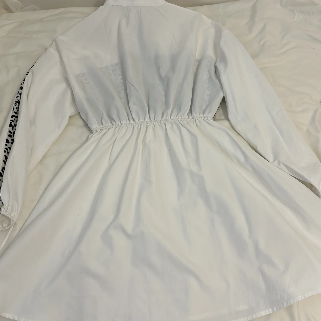 Vit klänning med leopardmönster - 91