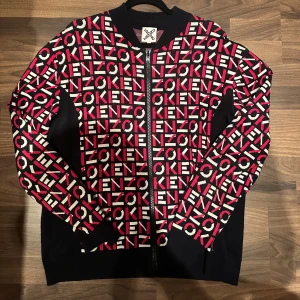 Kenzo kofta - Kenzo kofta i storleken L. Har inte använt den ofta och den är i utmärkt skick. Nypris låg på cirka 3500 kr. Vid fler frågor och funderingar är det bara att höra av sig!