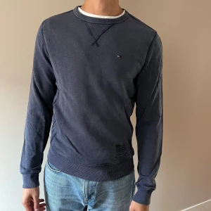Tommy Hilfiger tröja - En marinblå tröja från Tommy Hilfiger i skönt tunt material. I storlek S men mer som en M. Använd men i fint skick. 