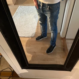 Jack and Jones jeans  - Säljer dessa riktigt fina jeans från jj || jätte bra skick i ljusblå färg me fina slitningar från fabrik || modellen är 182 o väger 70 || strlk 29/32 o skulle säga rätt true to size || priset ör inte hugget i sten || frågor?