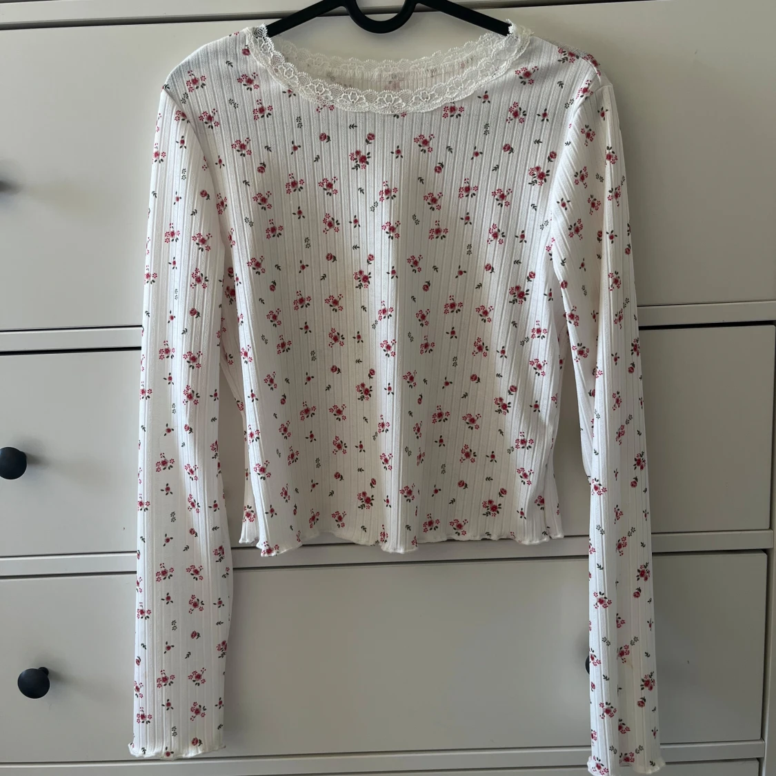 Fin långärmad blommig tröja med spets