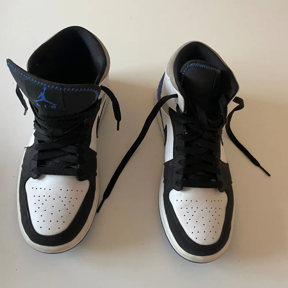 Säljer mina Air Jordan 1 Mid  endast använda ett fåtal gånger.  Fint skick stl 40 ( UK 6)  . Skor.