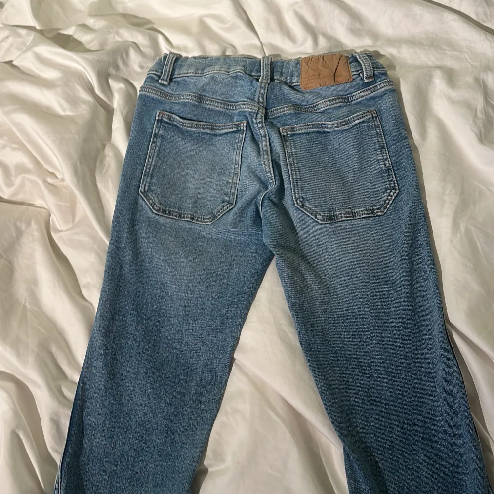 Säljer dessa jättetrendiga jeans från Zara för att de är för små. Storlek 140/ 10 år, men passar för äldre. Väl använda, men lite slitna längst ner, (se bild 5) men annars jättebra skick.💕. Jeans & Byxor.