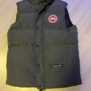 Canada goose väst i bra skick. Xs vuxenstorlek