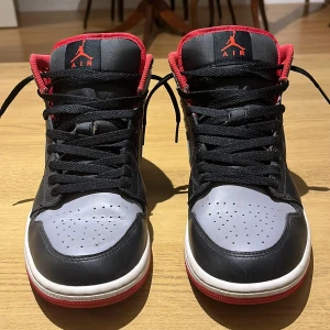 Jordan 1s high - Jordan 1s high för ett bra pris. Skorna har storlek 43 och är i gott skick. 