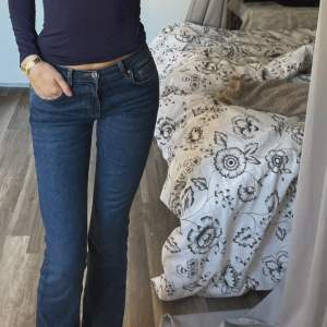 Säljer mina bootcut jeans från gina tricot då dem inte används längre, strl 36🩵  Modellen är low waist men skulle säga att dom är lite mer midwaist på mig, är 175 cm och dom är lite korta👍🏼