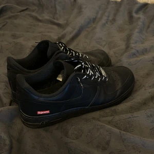 Supreme Air Force 1 - Säljer mina svarta Supreme AF1. Skick 9/10, knappt creased har tagit väldigt bra hand om dem. Har bytt stil vilket är varför det billiga priset. Köpta på Supreme affär i New York. Kontakta för minsta lilla fråga! Ny pris: 3499kr!
