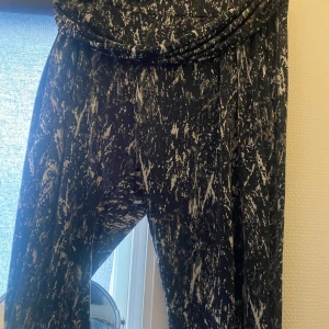 Svarta och vita byxor från Miss Sixty - Säljer ett par coola byxor från Miss Sixty i svart och vitt mönster. De har en loose passform och är perfekta för en avslappnad stil. Byxorna är gjorda i ett mjukt material som känns skönt mot huden. Det står ingen storlek men skulle säga kanske 36