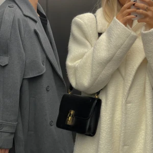 Josefine HJ x NA-KD kappa - Säljer denna vita, långa kappa från Josefine HJs kollektion med Na-kd! Kappan är sparsamt använd och i fint skick🩷 Perfekt nu till hösten och vintern✨