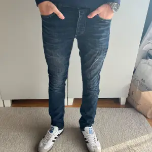 Tja! Säljer ett par riktigt feta jeans från Jack&Jones! Inga defekter och riktigt bra skick. Endast 249kr! Vid minsta fundering tveka inte att kontakta oss! //JeansLabbet