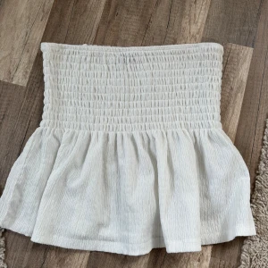 söt topp - så fin off sholder topp, endast använd 1 gång! passar s-m