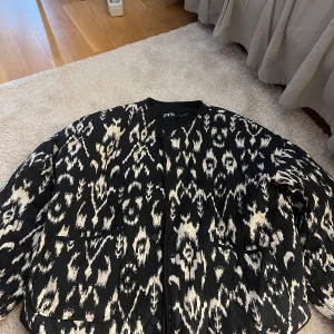 Svart vit jacka från zara  - Säljer min svart vita jacka från zara som använts endast 4 gånger! Mycket bra skick 