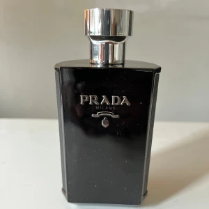 Oanvänd Prada lhomme intense EDP 100 ml - Den är köpt från tid och doft som en present men jag kunde inte returnera den. Nypris 1400 kr. Parfymen är endast testad men annars är hela 100 ml kvar. 
