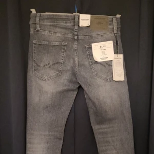 Jack & Jones Jeans - Säljer dessa billigt då ja köpte dom på rea men va för små. Dom är strl W29 L30. Modellen heter Slimfit Glenn o sitter skitnajs om storleken är rätt.