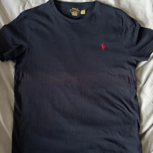 Ralph lauren t shirt - En snygg och simpel t shirt från RL, Säljer den för att den inte riktigt passar och så är den knappt använd. Den är en slim version så passar M/S 