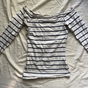 Randig topp - Randig topp som är ganska slimmad och sitter snyggt. Går att styla med vad som helst och är ett viktigt basplagg i garderoben. 