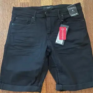 Svarta jeans shorts från SMOG, regular fit, oanvända 