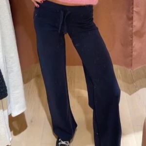 Low waist byxor  - Säljer dessa as snygga marin blåa mjukisar som är i low waist o straight i modellen .