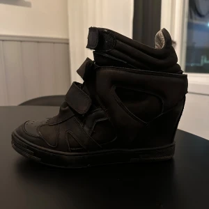 Isabel marant liknande skor - Säljer dessa as snygga skor!! Säljer då de inte passade mig..storlek 38, as bra skick 👩‍❤️‍💋‍👩💋